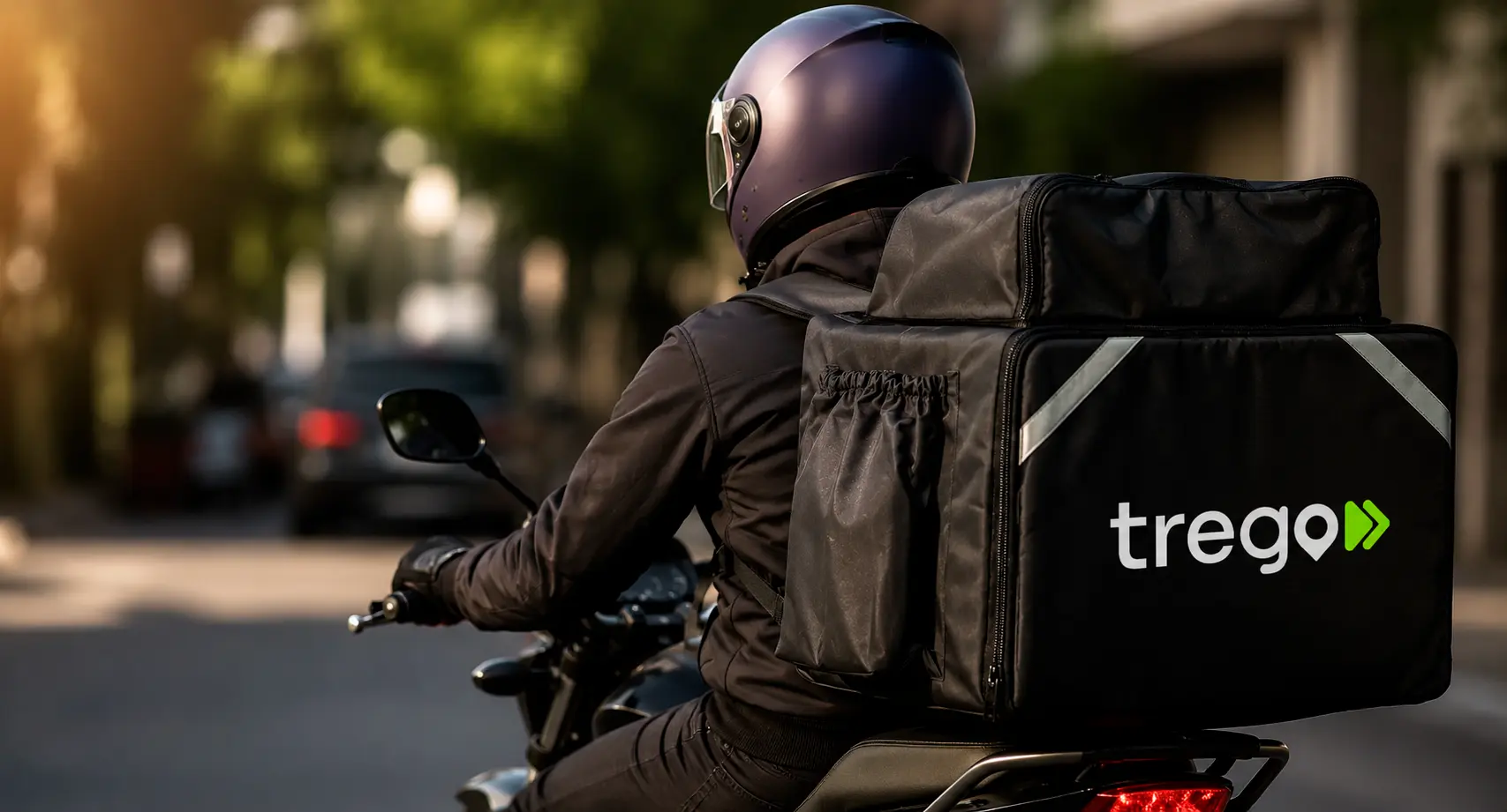 Entregador da Trego na moto com a bag da rede