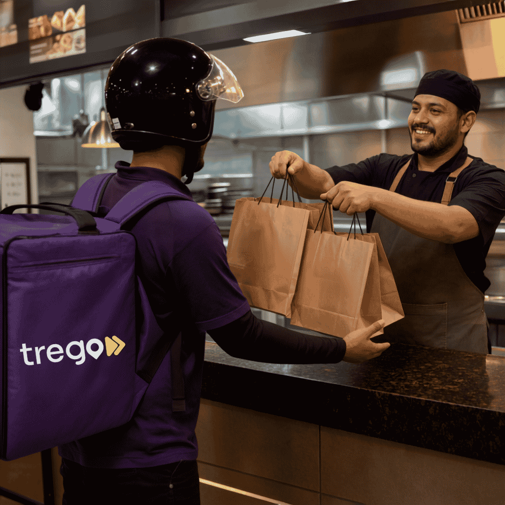 Entregador da Trego retirando os pedidos no balcão de um restaurante em Santa Rita do Sapucaí